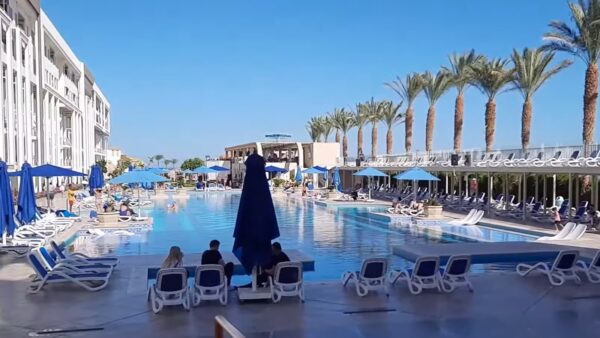 Bellagio Beach Resort & Spa swimming pool 2 - lepremierguide