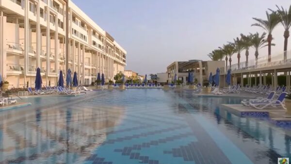 Bellagio Beach Resort & Spa swimming pool - lepremierguide